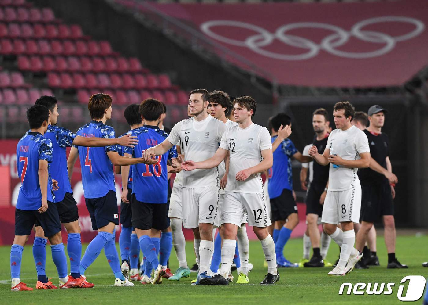 본문 이미지 - 일본과 뉴질랜드의 경기 모습 ⓒ AFP=뉴스1
