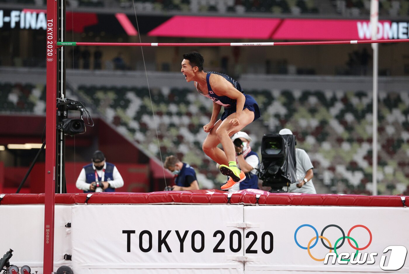 본문 이미지 - 육상 국가대표 우상혁이 1일 오후 도쿄 올림픽스타디움에서 열린 '2020 도쿄올림픽' 남자 높이뛰기 결승전 경기를 펼치고 있다. 2021.8.1/뉴스1 ⓒ News1 올림픽사진취재단