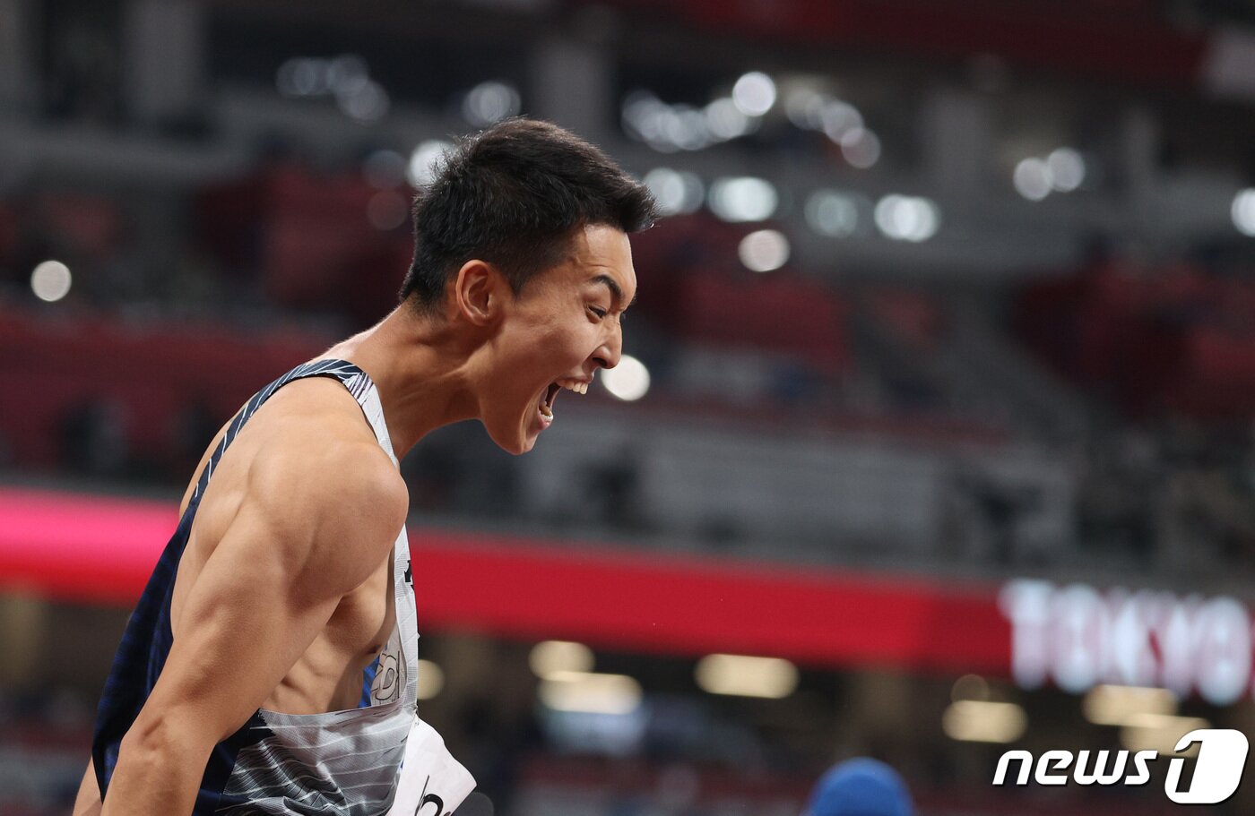 본문 이미지 - 육상 국가대표 우상혁이 1일 오후 도쿄 올림픽스타디움에서 열린 '2020 도쿄올림픽' 남자 높이뛰기 결승전 경기에서 2.35m에 성공하며 한국 신기록을 세우고 있다. ⓒ News1 올림픽사진취재단