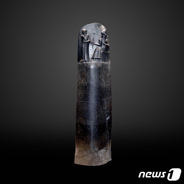 본문 이미지 - 바빌로니아 제국의 왕 함무라비(기원전 1810-1750년)의 '함무라비 석비'ⓒ 뉴스1