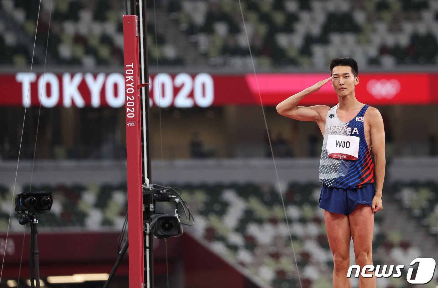 본문 이미지 - 육상 국가대표 우상혁이 1일 오후 도쿄 올림픽스타디움에서 열린 '2020 도쿄올림픽' 남자 높이뛰기 결승전 경기 2.39m 3차시기에 실패하고 거수경례로 작별을 고하고 있다. 2021.8.1/뉴스1 ⓒ News1 올림픽사진취재단