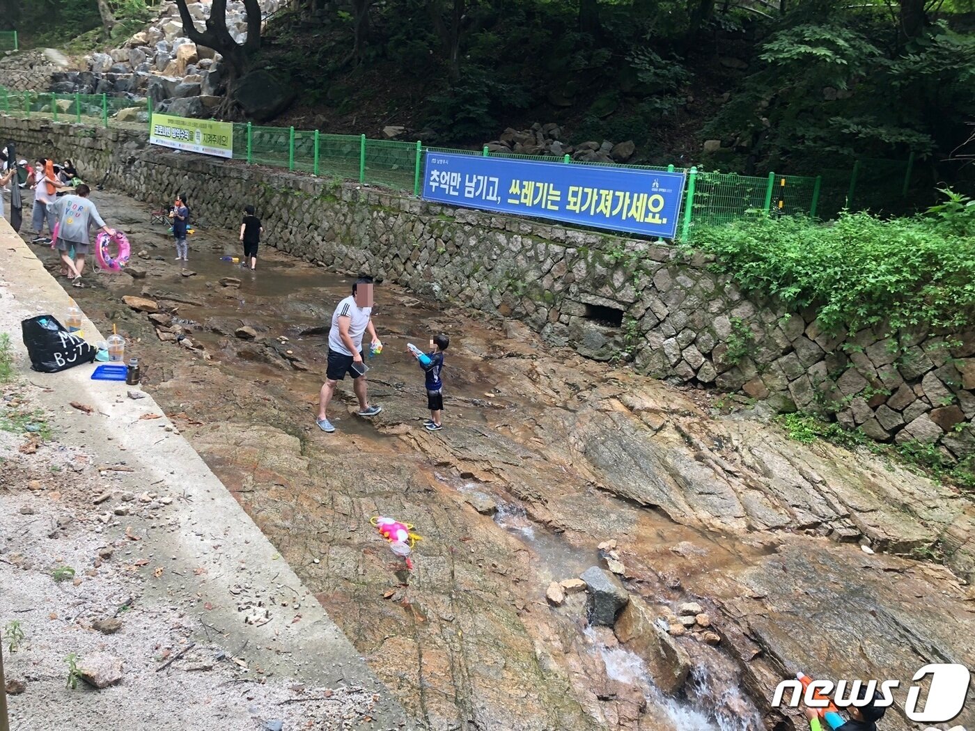 본문 이미지 - 남양주시 청학밸리리조트에서 물총놀이를 하는 가족 ⓒ 뉴스1