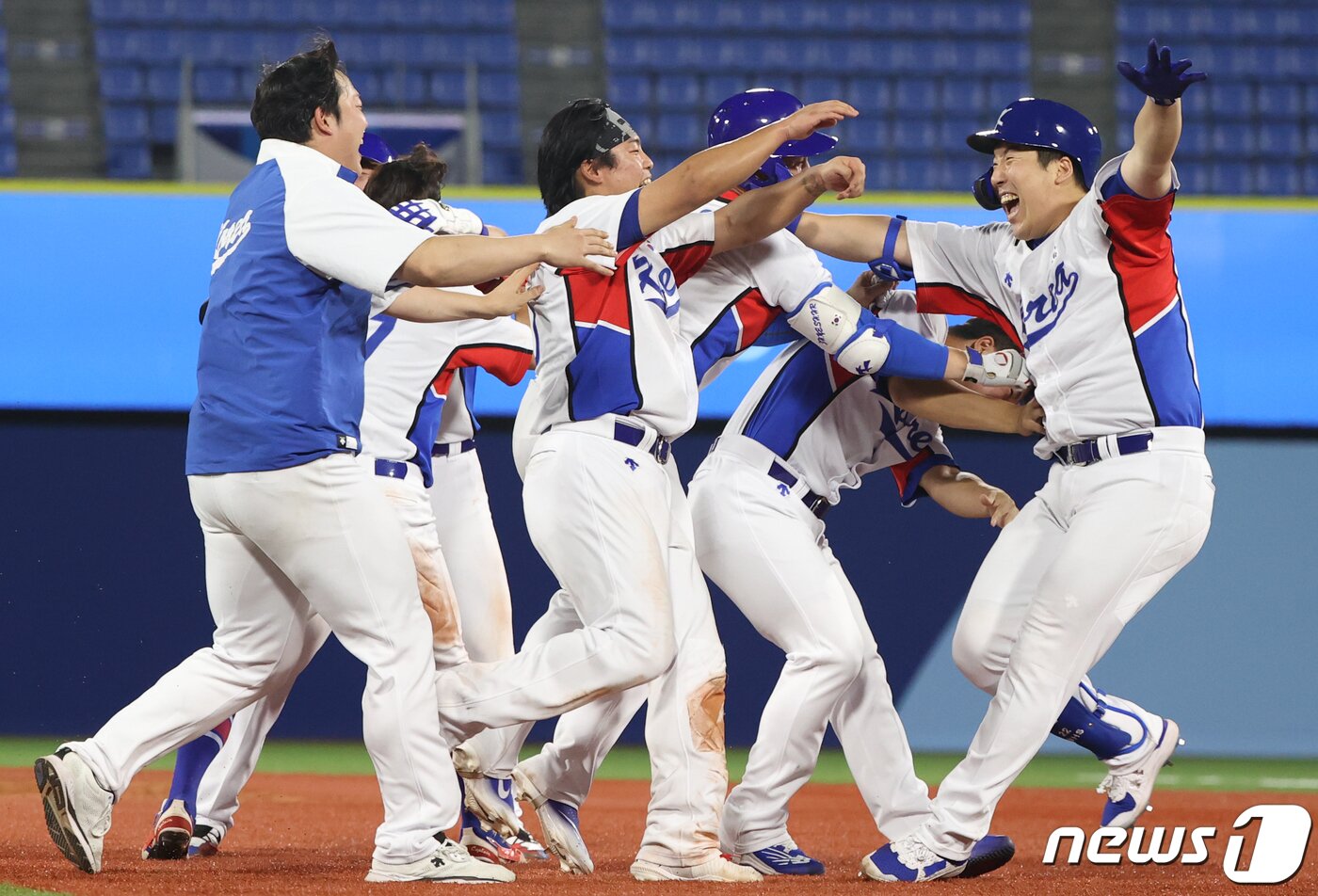 본문 이미지 - 1일 저녁 일본 가나가와현 요코하마 스타디움에서 열린 '2020 도쿄올림픽' 대한민국과 도미니카공화국의 야구경기에서 9회말 역전승을 거둔 한국 대표팀 선수들이 기뻐하고 있다. 2021.8.1/뉴스1 ⓒ News1 송원영 기자