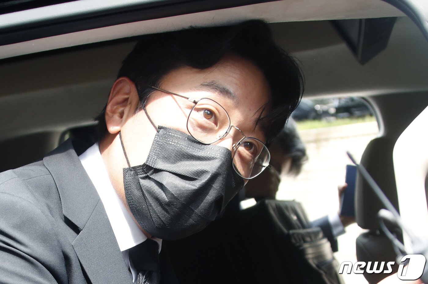 본문 이미지 - 프로포폴 불법 투약 혐의를 받고 있는 하정우&#40;43·본명 김성훈&#41;가 10일 오전 1차 공판을 마치고 서울중앙지법을 나서고 있다. 하정우는 지난해 2월, 2019년 1월~9월 프로포폴을 불법 투약했다는 의혹이 불거졌다. 검찰은 하정우가 친동생과 매니저 이름으로 프로포폴을 불법 투약했다고 판단한 것으로 알려졌다. 하지만 소속사 측은 피부 흉터 치료를 위해 강도 높은 레이저시술을 받았다고 해명하며 &#34;치료를 받을 때 원장의 판단 하에 수면마취를 시행한 것이 전부이며 약물 남용은 전혀 없었다＂고 강조했다. ⓒ News1 권현진 기자