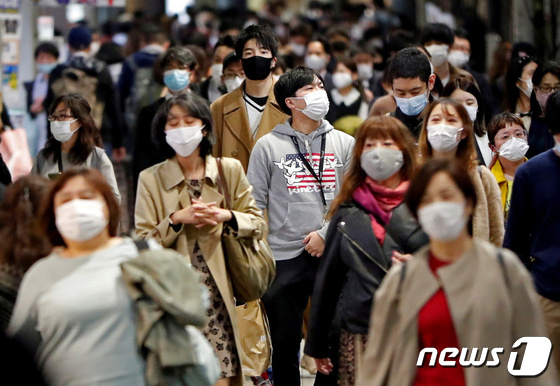 마스크를 쓴 행인들이 도쿄 시내의 거리를 걷고 있다. © 로이터=뉴스1 