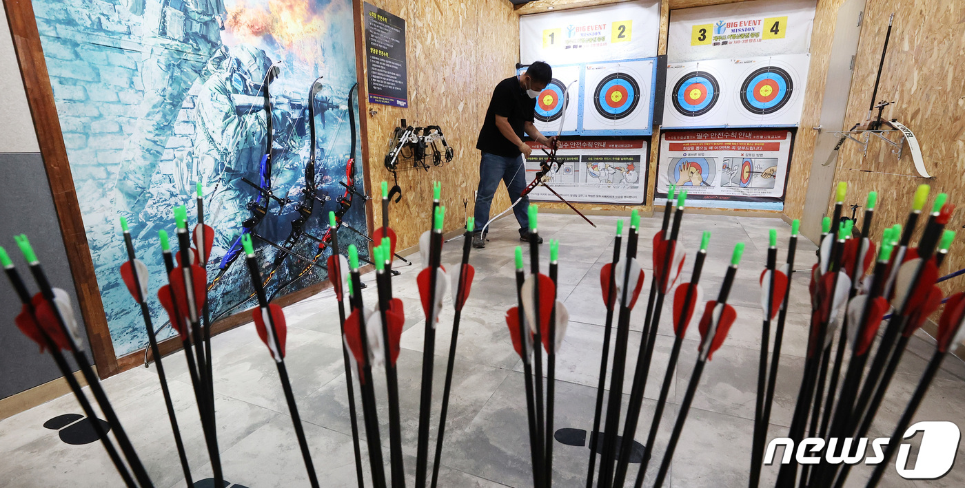 (서울=뉴스1) 조태형 기자 = 10일 오후 서울시 종로구 리얼샷 종각점에서 관계자가 영업을 준비하고 있다.최근 폐막한 도쿄올림픽 양궁 금메달로 양궁·사격장을 찾는 시민들이 많아져 …