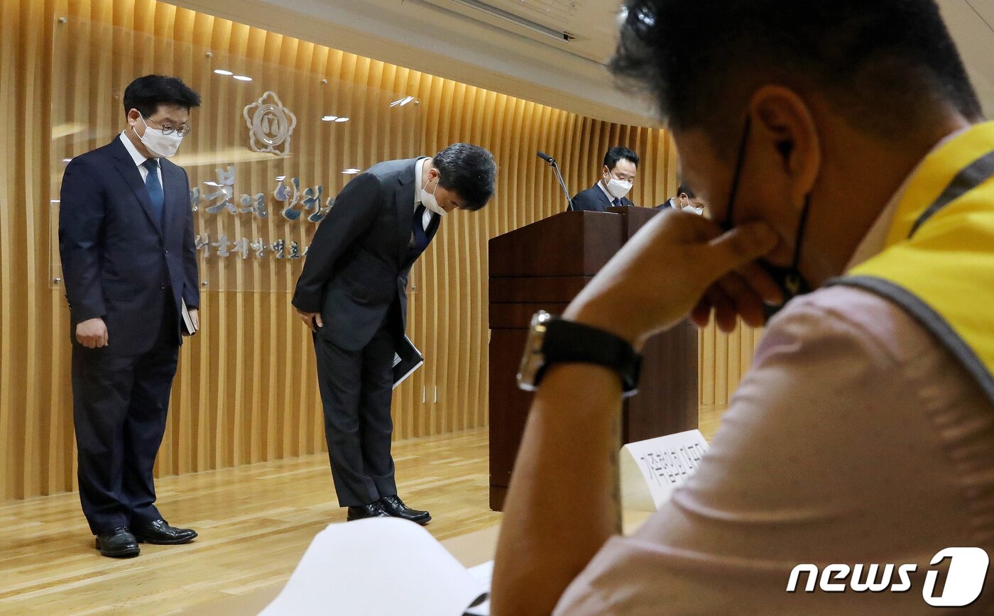 본문 이미지 - 세월호참사 당시 폐쇄회로&#40;CC&#41;TV 영상이 담긴 저장장치&#40;DVR&#41; 조작 의혹 등을 수사한 이현주 특별검사가 10일 오후 서울 서초구 서울지방변호사회관에서 수사 결과를 발표한 뒤 인사하고 있다. 세월호 특검은 이날 발표를 통해 참사 당시 폐쇄회로&#40;CC&#41;TV 영상이 담긴 저장장치&#40;DVR&#41; 등이 조작됐다는 의혹과 관련해 뒷받침할만한 증거를 찾지 못했다는 수사 결과를 내놨다. 지난 5월13일 수사에 착수한 특검팀은 90일 동안 대통령기록관을 비롯해 해군과 해경, 대검찰청 등 10개 기관에 대한 압수수색을 진행하고, 관계자 78명을 조사했다. ⓒ News1 이승배 기자