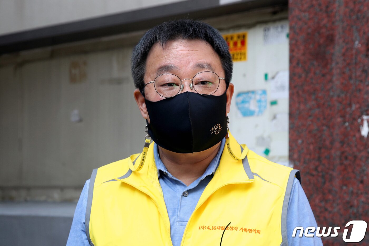 본문 이미지 - 유경근 세월호가족협의회 집행위원장이 10일 오후 서울 서초구 서울지방변호사회에서 세월호 특검의 세월호 CCTV 데이터 조작 의혹 수사 결과 발표를 들은 뒤 입장을 밝히고 있다. 2021.8.10/뉴스1 ⓒ News1 이승배 기자