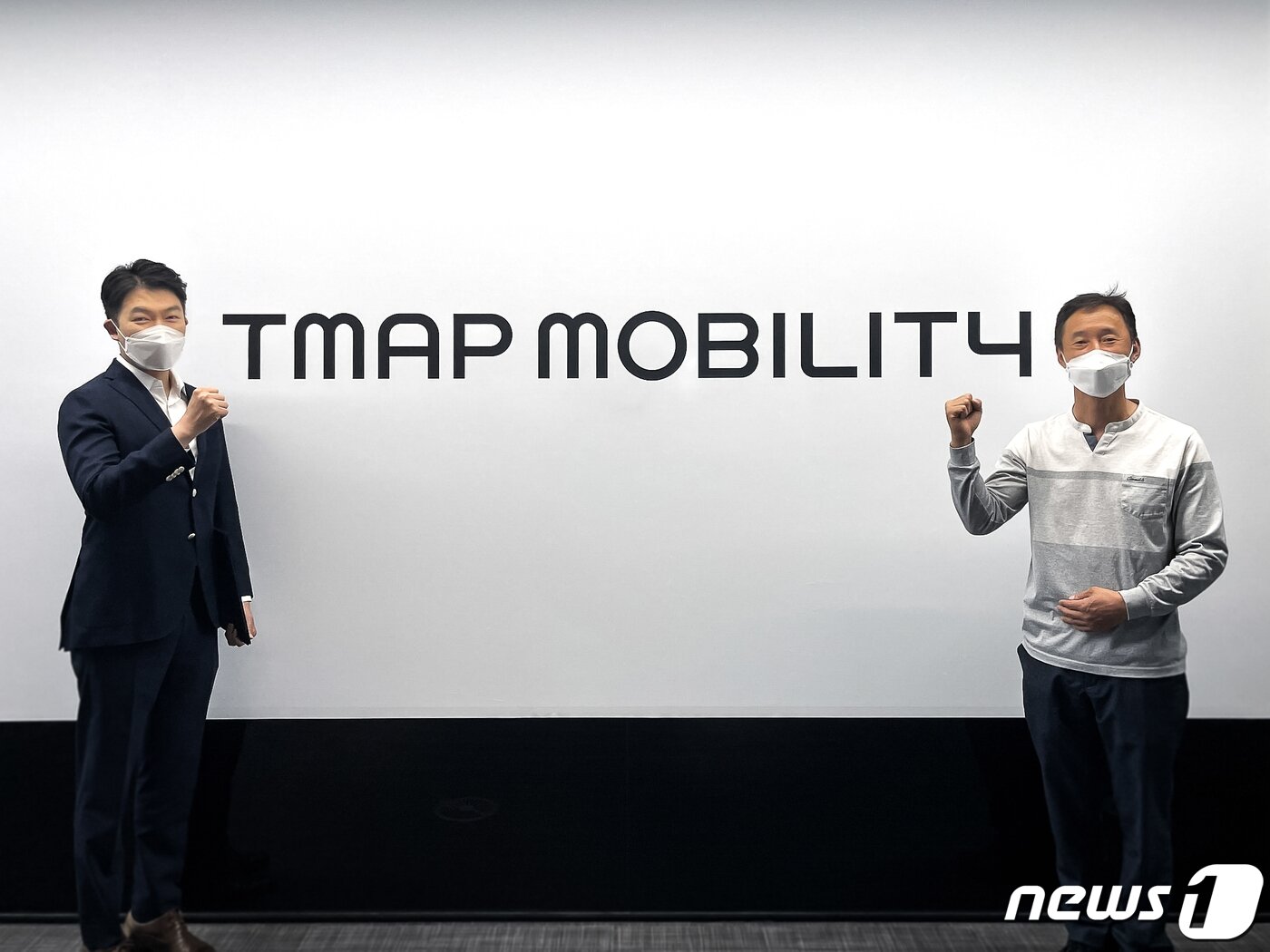 본문 이미지 - 이근우 버틀러 대표(왼쪽)와 장교희 티맵모빌리티 MOD1그룹장이 10일 서울 명동 티맵모빌리티 사옥에서 업무협약(MOU) 체결 후 기념 촬영을 하고 있다. (티맵모빌리티 제공) ⓒ 뉴스1