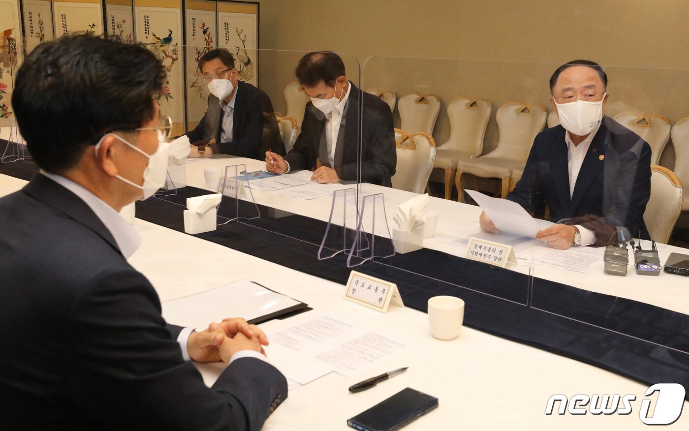 본문 이미지 - 홍남기 경제부총리 겸 기획재정부 장관이 11일 오전 서울 종로구 정부서울청사에서 열린 제28차 부동산시장 점검 관계장관회의에 참석해 발언하고 있다. 2021.8.11/뉴스1 ⓒ News1 이성철 기자