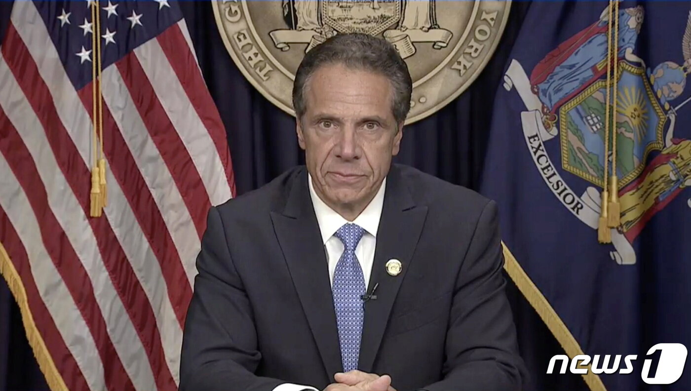 본문 이미지 - 앤드류 쿠오모 뉴욕 주지사가 지난 8월10일(현지 시간) 뉴욕 사무실에서 11명 성추행 혐의로 사퇴 기자회견을 하고 있다. ⓒ 로이터=뉴스1 ⓒ News1 우동명 기자