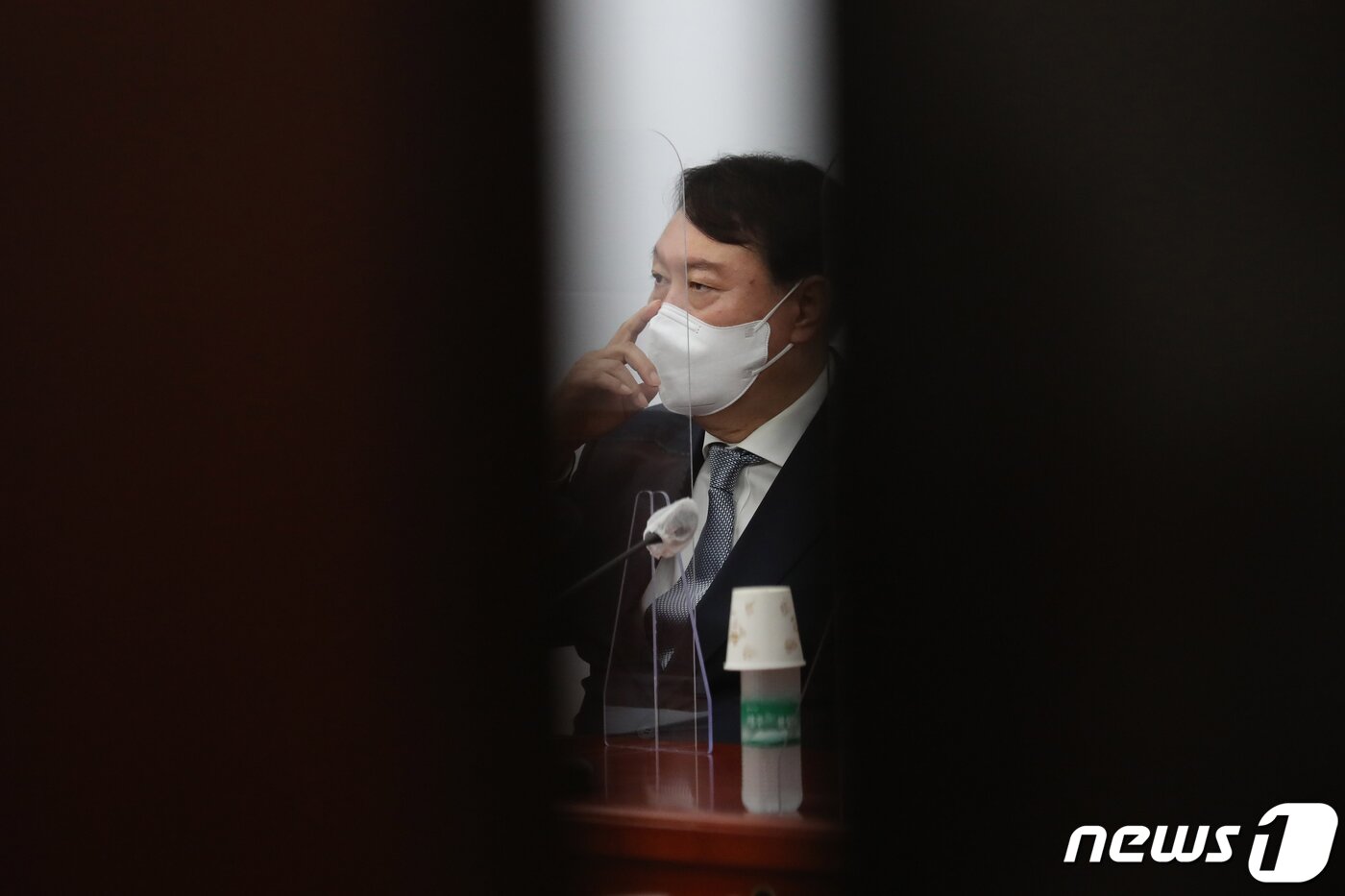 본문 이미지 - 윤석열 국민의힘 대선 예비후보가 11일 오전 서울 여의도 국회에서 열린 ‘더 큰 국민의힘 재선의원 간담회’에서 생각에 잠겨 있다. ⓒ News1 오대일 기자