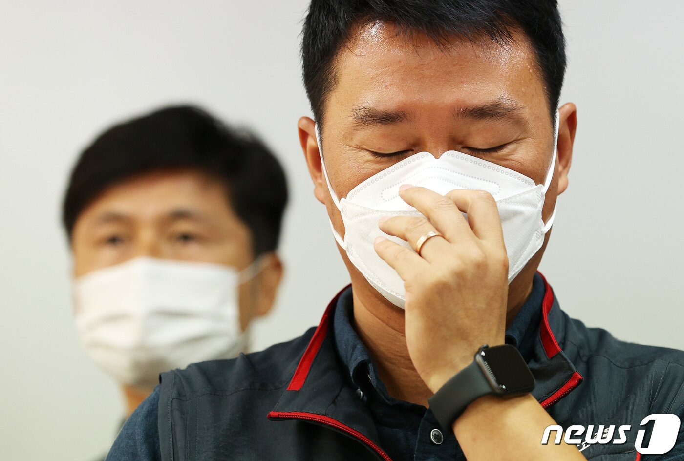 본문 이미지 - 양경수 민주노총 위원장이 11일 오전 서울 중구 민주노총에서 구속 전 피의자심사(영장실질심사) 불출석 관련 입장 발표 전 마스크를 고쳐쓰고 있다. 2021.8.11/뉴스1 ⓒ News1 이재명 기자