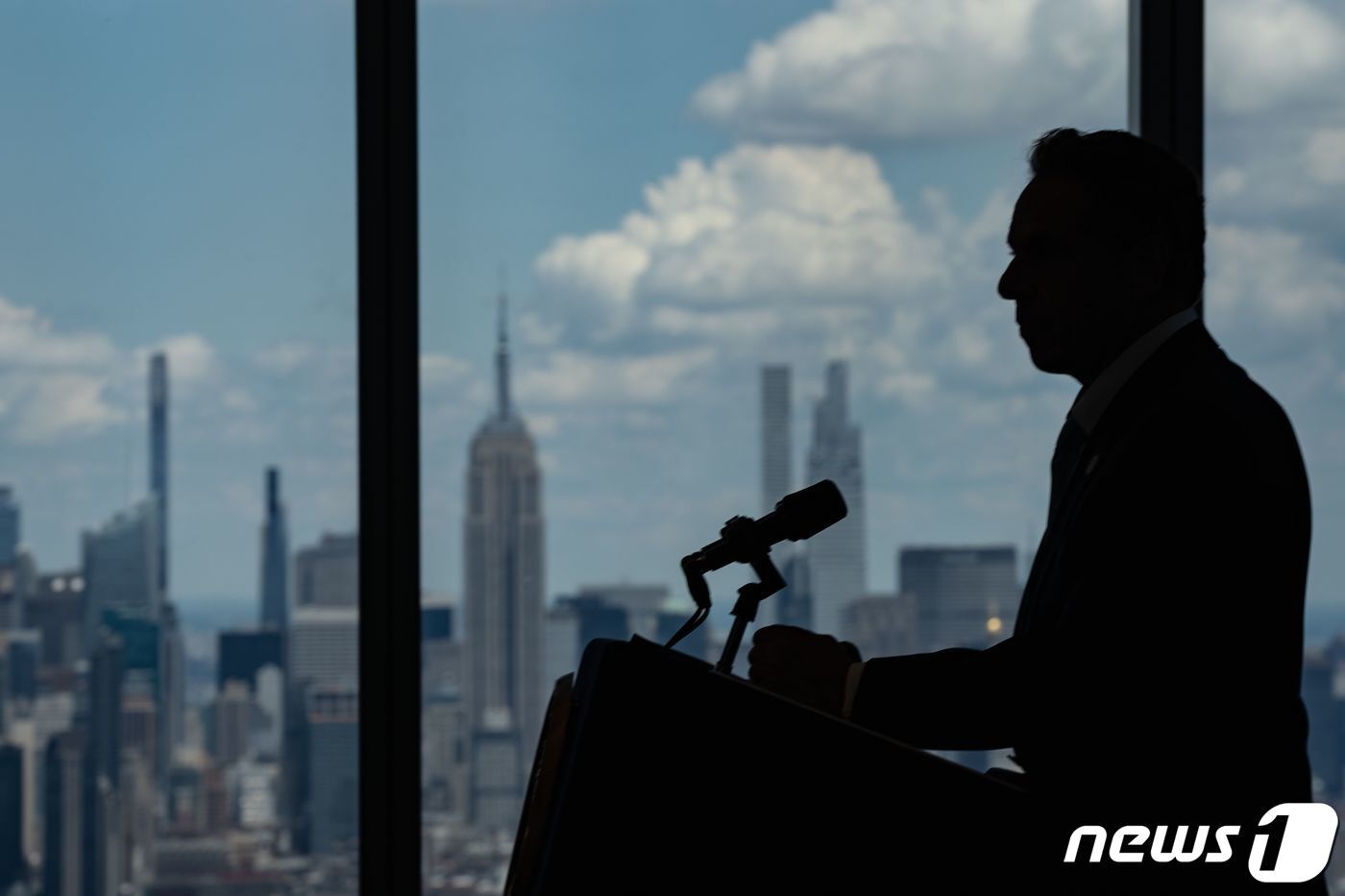 본문 이미지 - 앤드루 쿠오모 뉴욕주지사가 15일(현지시간) 뉴욕 맨하튼 소재 세계무역센터에서 신종 코로나바이러스 감염증(코로나19) 관련 기자 회견을 하고 있다. 2021.06.15 ⓒ AFP=뉴스1