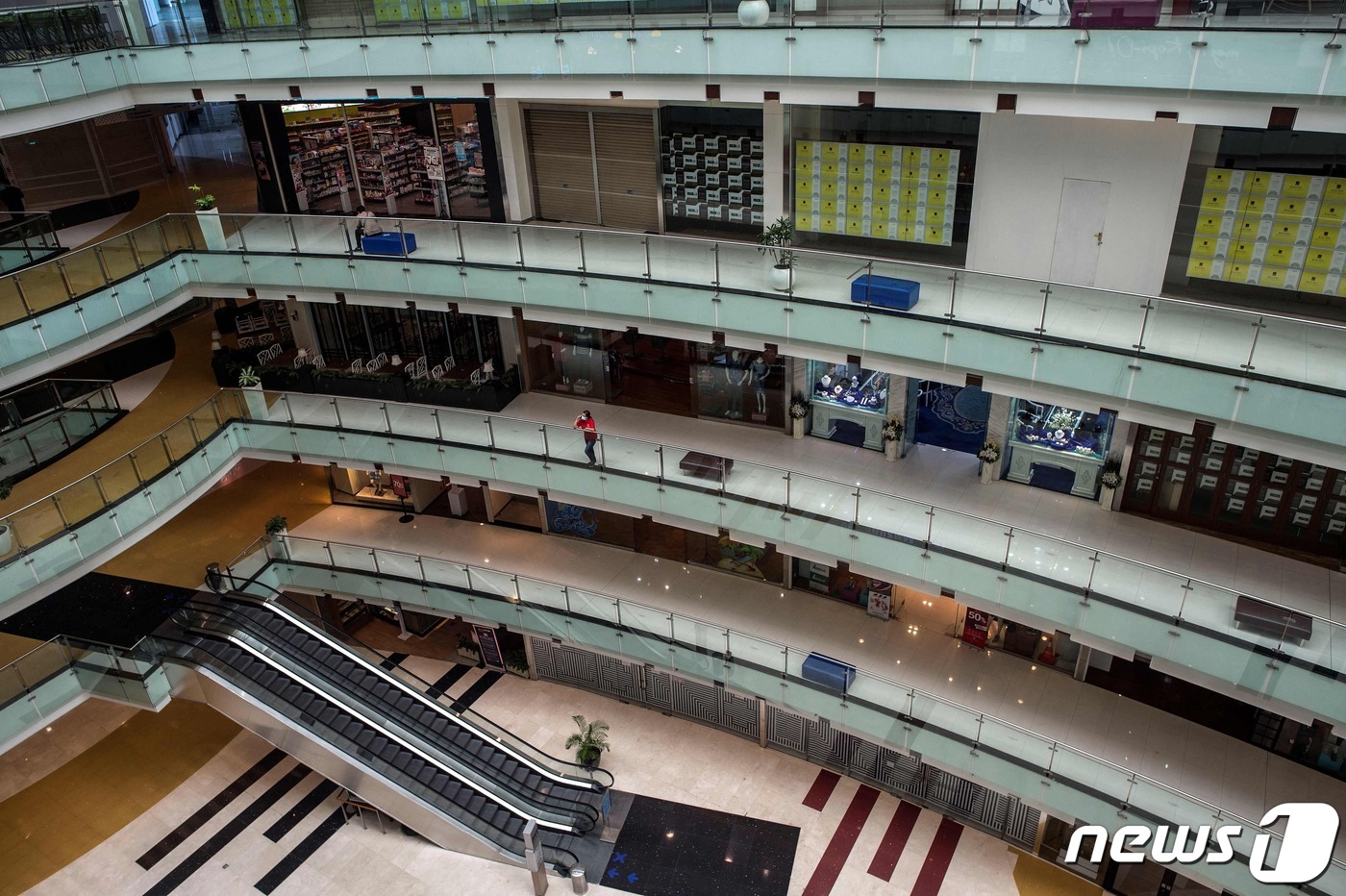 (수라바야 AFP=뉴스1) 우동명 기자 = 10일(현지시간) 코로나19 봉쇄조치가 내려진 인도네시아의 수라바야에 있는 쇼핑몰이 텅 비어 있다.ⓒ AFP=뉴스1