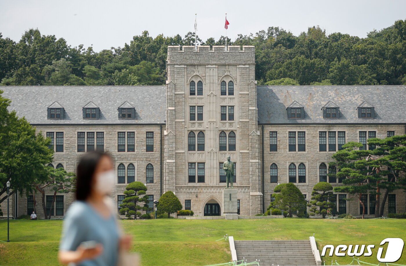 본문 이미지 - 자녀입시 비리와 사모펀드 관련 혐의로 기소된 조국 전 법무부 장관 부인 정경심 동양대 교수가 2심에서도 징역 4년을 선고받았다. 재판부는 1심과 마찬가지로 딸 조민 씨의 7개 인턴·활동 확인서가 모두 허위라고 판단했다. 고려대는 이날 "판결문을 확보, 검토한 후 본교 학사운영규정에 의거해 후속조치를 진행할 것＂이라고 입장을 밝혔다. 11일 서울 성북구 고려대학교의 모습. 2021.8.11/뉴스1 ⓒ News1 안은나 기자