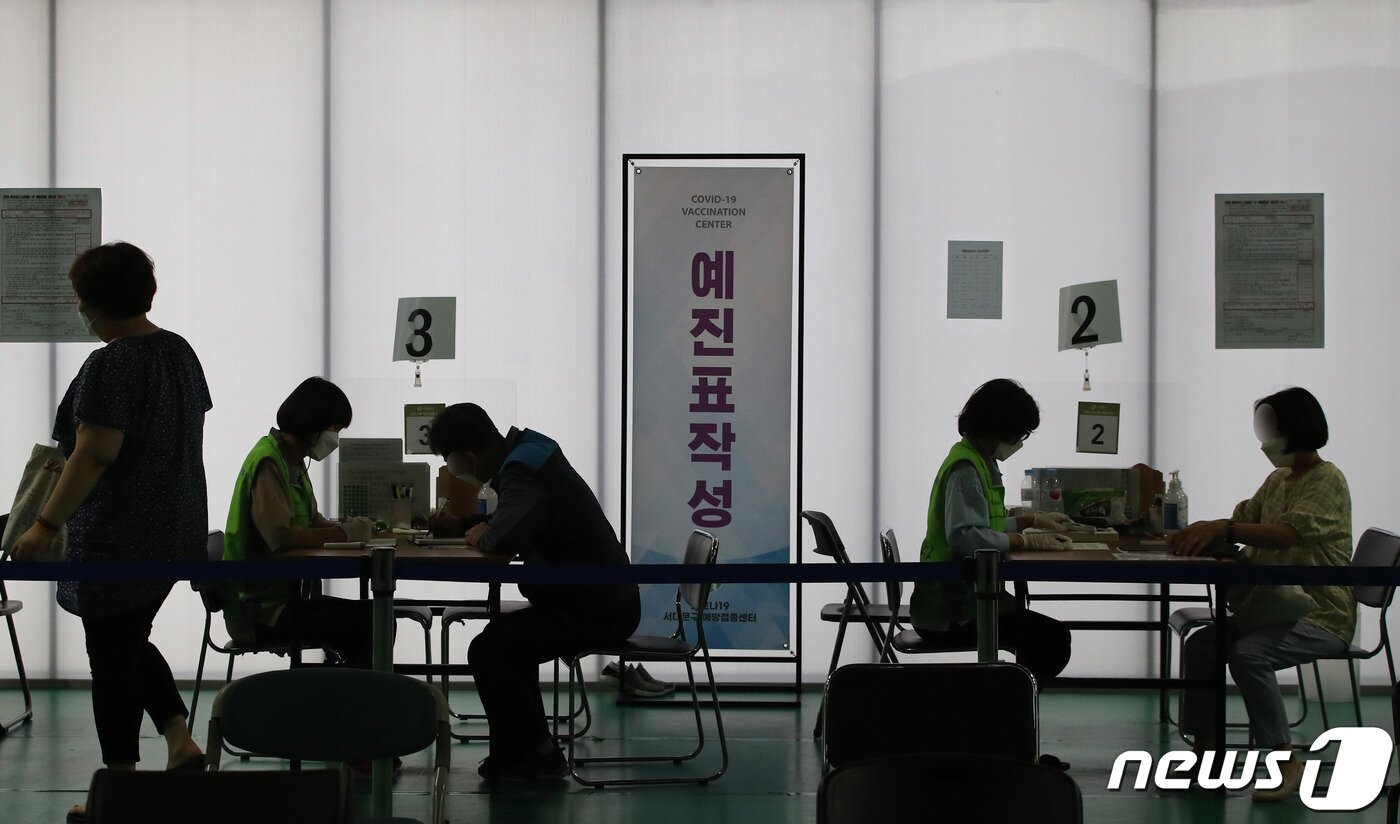 본문 이미지 - 코로나19 국내 발생 이후 처음으로 2000명대에 진입하면서 역대 최다 신규 확진자가 발생한 11일 오후 서울 서대문구 북아현문화체육센터에 마련된 신종 코로나바이러스 감염증&#40;코로나19&#41; 백신 예방 접종센터에서 접종이 진행되고 있다. 질병관리청 중앙방역대책본부는 11일 0시 기준 코로나19 신규 확진자가 2223명 발생했다고 밝혔으며, 지난해 1월20일 국내 첫 확진자가 발생한 이후 2000명대를 넘은 건 569일 만에 처음이다. ⓒ News1 박정호 기자