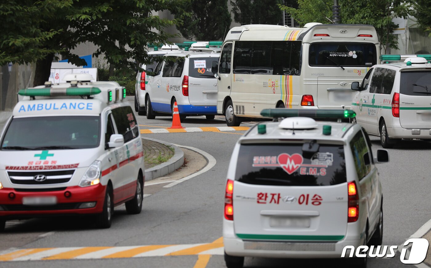 본문 이미지 - 국내 신종 코로나바이러스 감염증&#40;코로나19&#41; 신규 확진자가 2223명을 기록한 11일 오후 경기도 수원시 영통구 경기대학교 생활치료센터가 확진자를 이송하는 구급차들로 붐비고 있다. 지난해 1월 20일 국내 코로나19 확진자가 처음 발생한 이후 569일만에 처음으로 2000명대를 넘어섰다. ⓒ News1 김영운 기자
