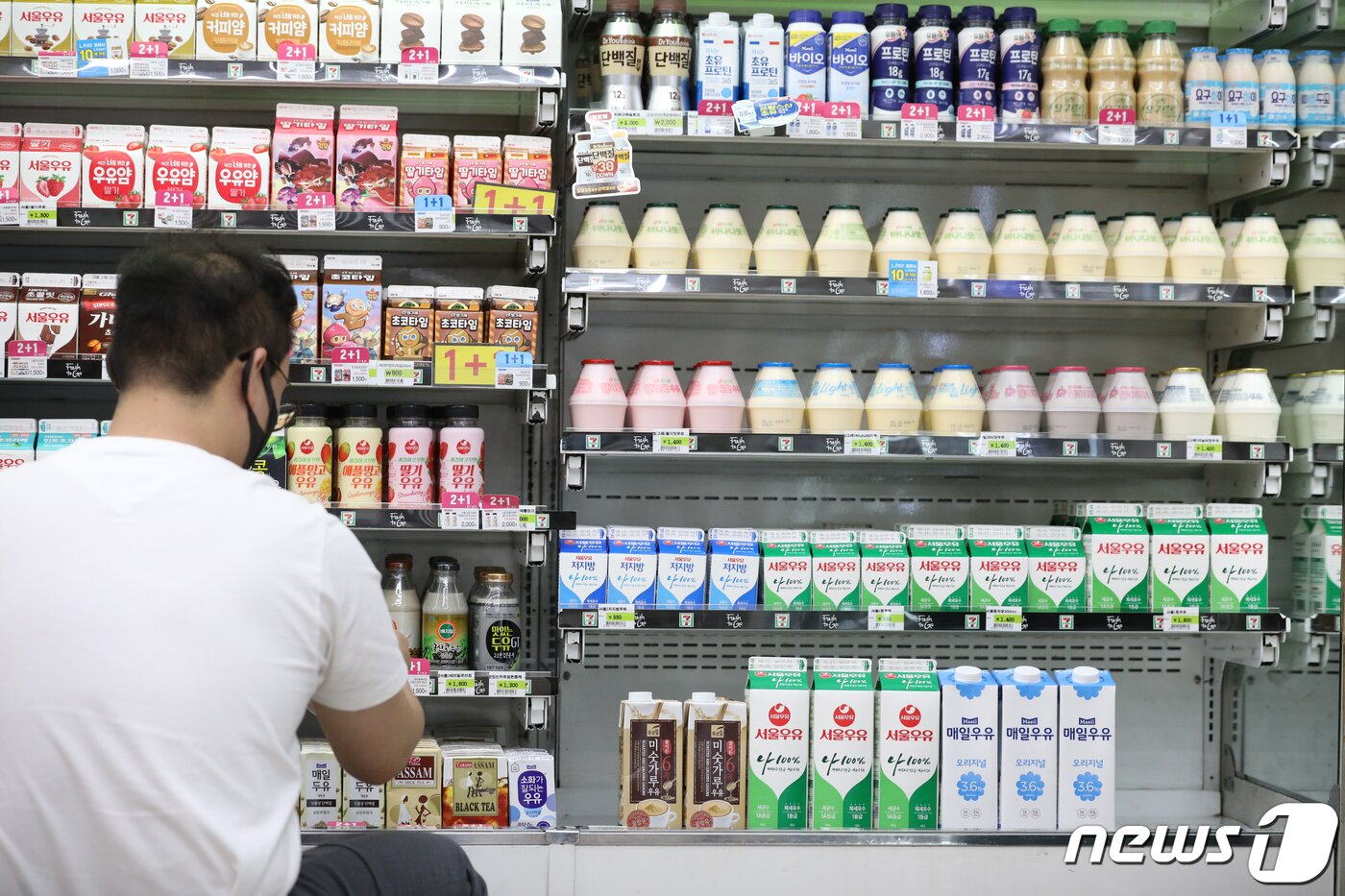 본문 이미지 -  서울 시내의 한 편의점에 우유가 진열돼 있다. 2021.8.11/뉴스1 ⓒ News1 이승배 기자