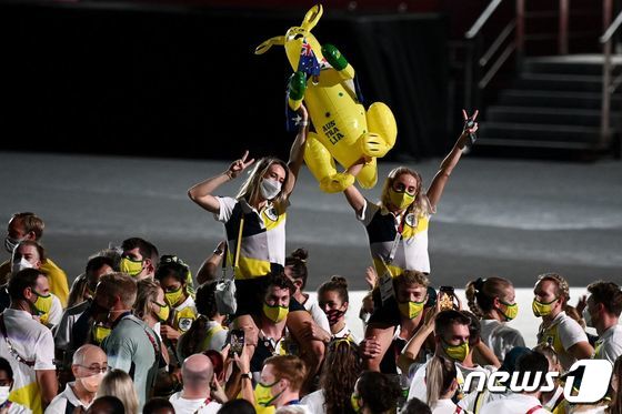 8일 도쿄올림픽 폐막식에서 행진하는 호주 선수단. © AFP=뉴스1