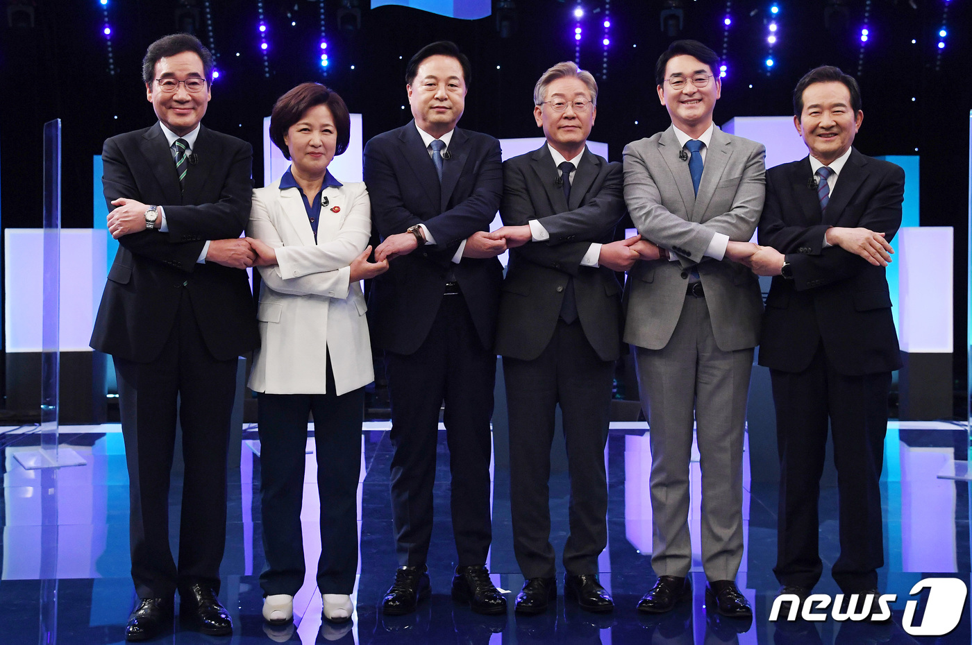 (서울=뉴스1) 국회사진취재단 = 이낙연(왼쪽부터), 추미애, 김두관, 이재명, 박용진, 정세균 더불어민주당 대선 경선 후보가 11일 오후 서울 여의도 KBS에서 열린 대선 후보자 …