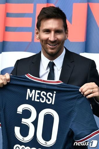 본문 이미지 - 리오넬 메시가 11일(현지 시간) 파리 파르크 데 프랭스 스타디움에서 프랑스 리그1의 파리 생제르맹(PSG)과 2년 계약을 체결한 뒤 등번호 30번을 새긴 유니폼을 들고 포즈를 취하고 있다. ⓒ AFP=뉴스1 