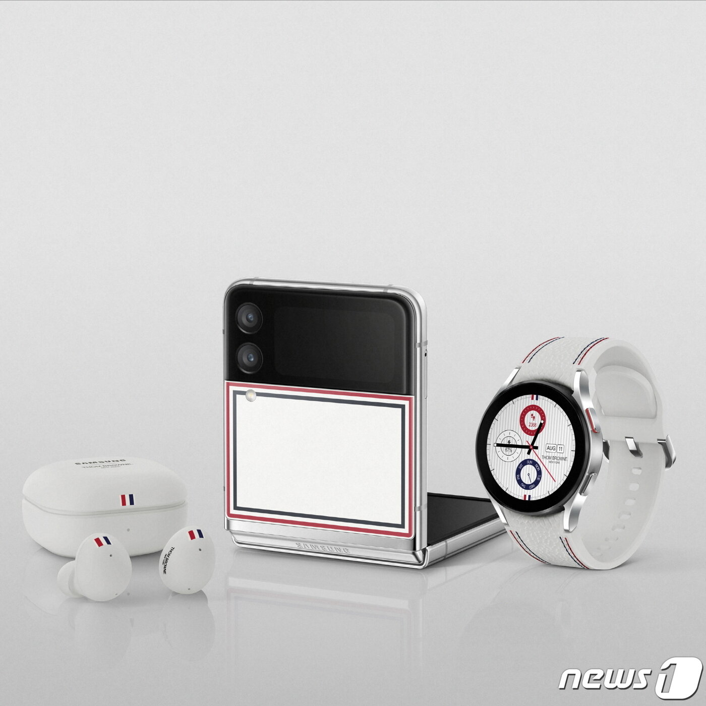 본문 이미지 - 삼성전자가 12일 갤럭시Z폴드3와 갤럭시Z플립3 톰브라운 에디션을 온라인 추첨으로 한정 판매한다. ⓒ 뉴스1