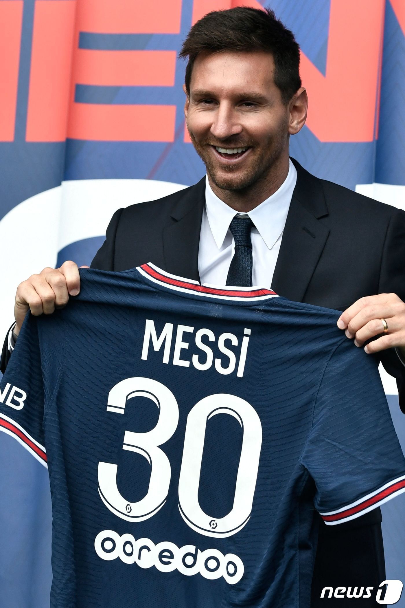 본문 이미지 - PSG 이적 이후 자신의 유니폼을 들고 포즈를 취하고 있는 메시. ⓒ AFP=뉴스1