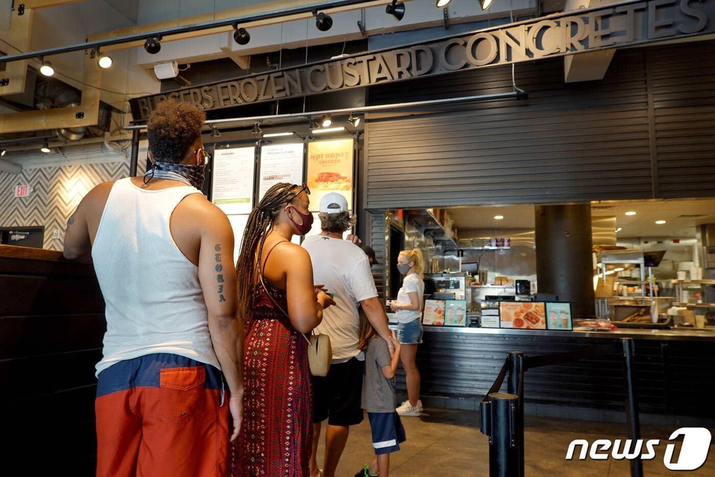 본문 이미지 - 11일(현지시간) 미국 플로리다주 마이애미 비치에서 시민들이 쉐이크 쉑을 방문하고 있다. ⓒ AFP=뉴스1 ⓒ News1 구진욱 기자