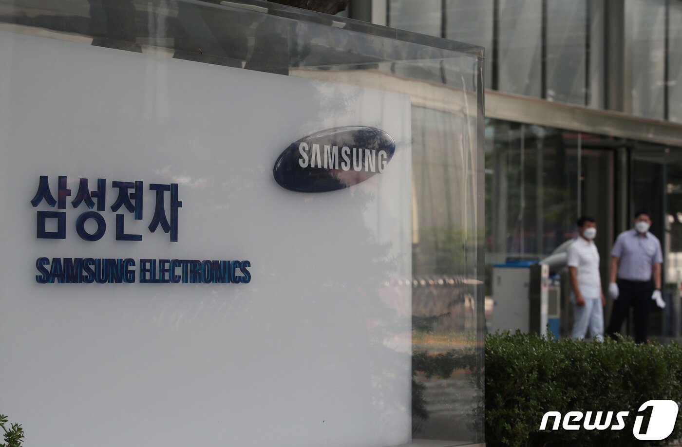 본문 이미지 - 이재용 삼성전자 부회장의 가석방을 하루 앞둔 12일 오전 서울 서초동 삼성전자 서초사옥으로 임직원들이 오가고 있다. 2021.8.12/뉴스1 ⓒ News1 박정호 기자
