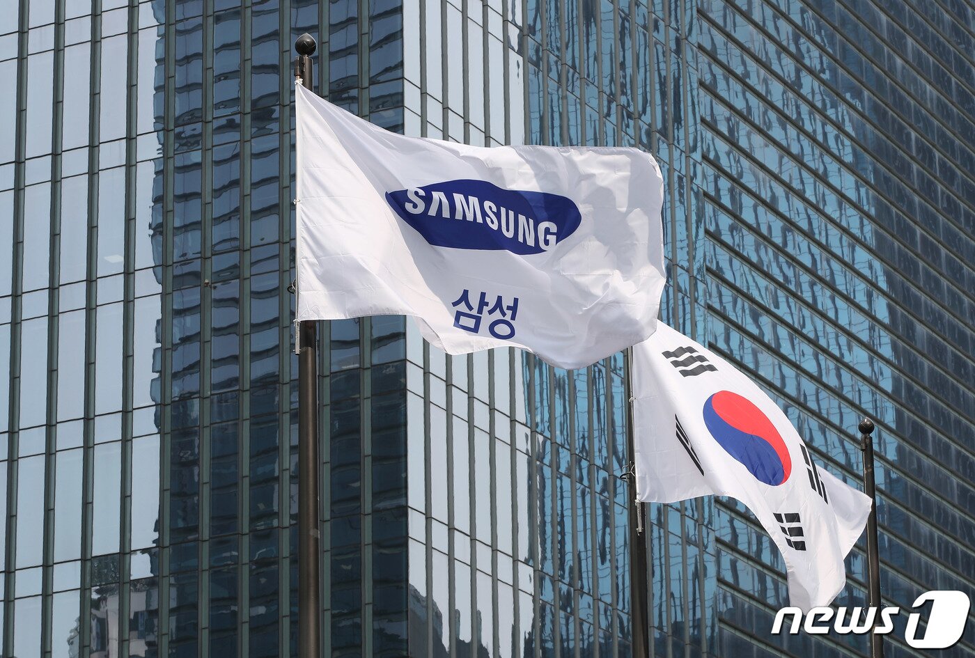 본문 이미지 - 서울 서초동 삼성전자 서초사옥 앞 국기게양대에 내걸린 태극기와 삼성 깃발이 바람에 날리고 있다. /뉴스1 ⓒ News1 박정호 기자