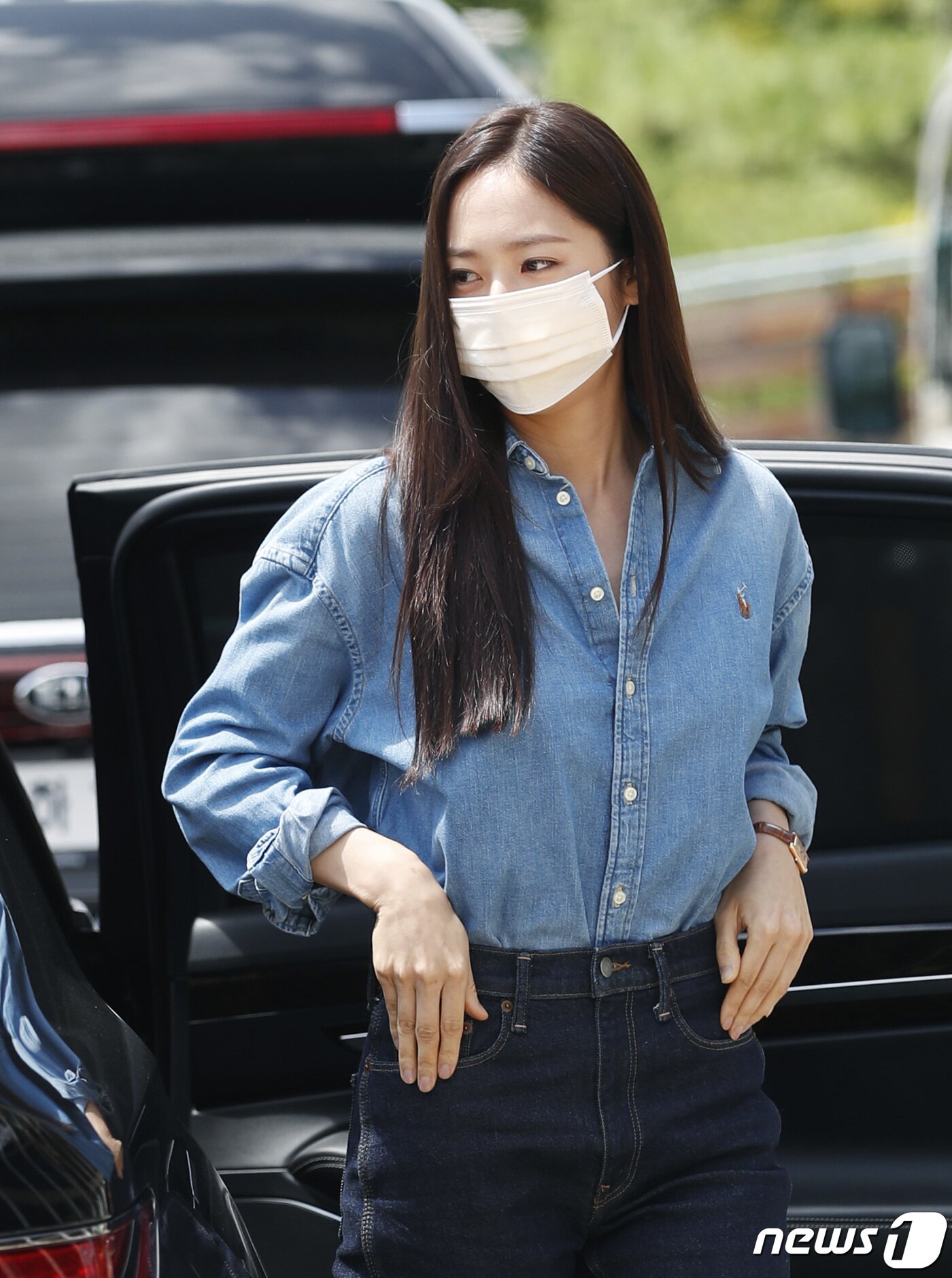 본문 이미지 - 정수정(활동명, 크리스탈)이  서울 KBS 본관에서 진행된 라디오 '정은지의 가요광장'에 출연차 방송국으로 들어서고 있다. ⓒ News1 권현진 기자