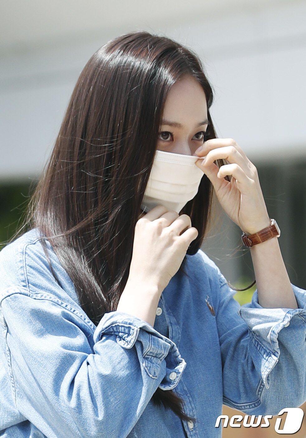 본문 이미지 - 정수정(활동명, 크리스탈)이 라디오 '정은지의 가요광장'에 출연차 방송국으로 들어서며 마스크를 점검하고 있다.  ⓒ News1 권현진 기자