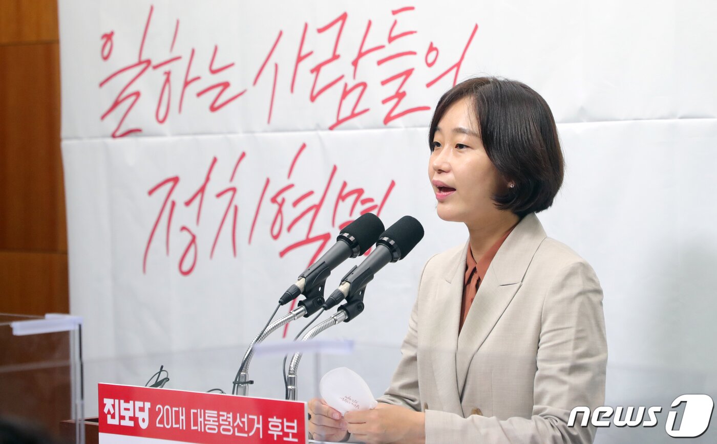 본문 이미지 - 대선 출마를 선언한 김재연 진보당 상임대표가 12일 전북 전주시 전북도의회에서 '제20대 대통령선거 출마' 관련 기자회견을 하고 있다. 2021.8.12/뉴스1 ⓒ News1 유경석 기자