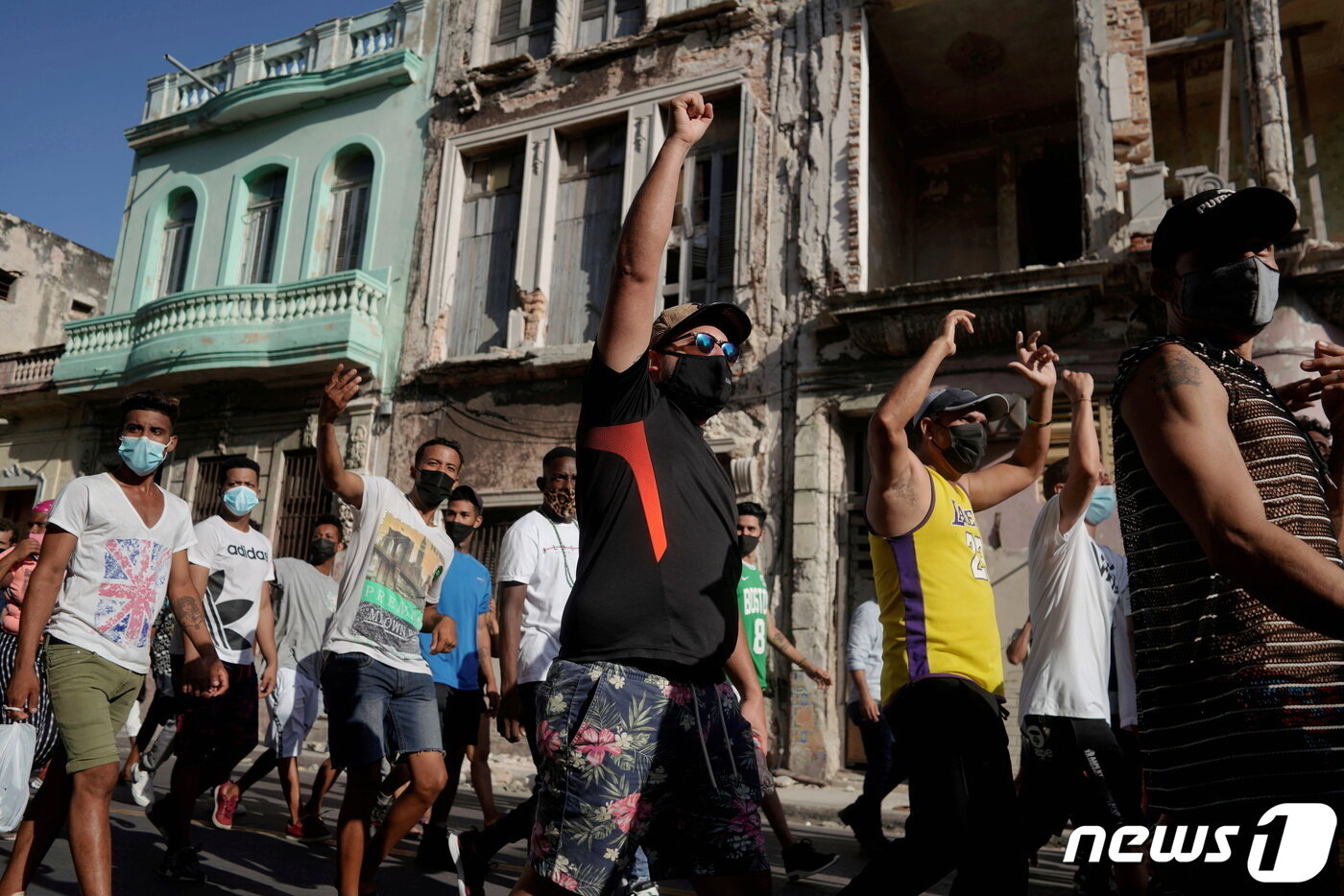 본문 이미지 - 쿠바 수도 아바나 거리에서 2021년 7월 11일(현지시간) 시민들이 반정부 시위를 벌이는 모습. ⓒ 로이터=뉴스1 ⓒ News1 최서윤 기자