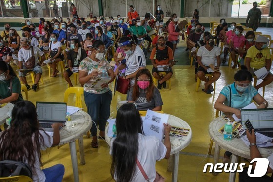 [사진] 코로나 정부 보조금 받는 필리핀인들