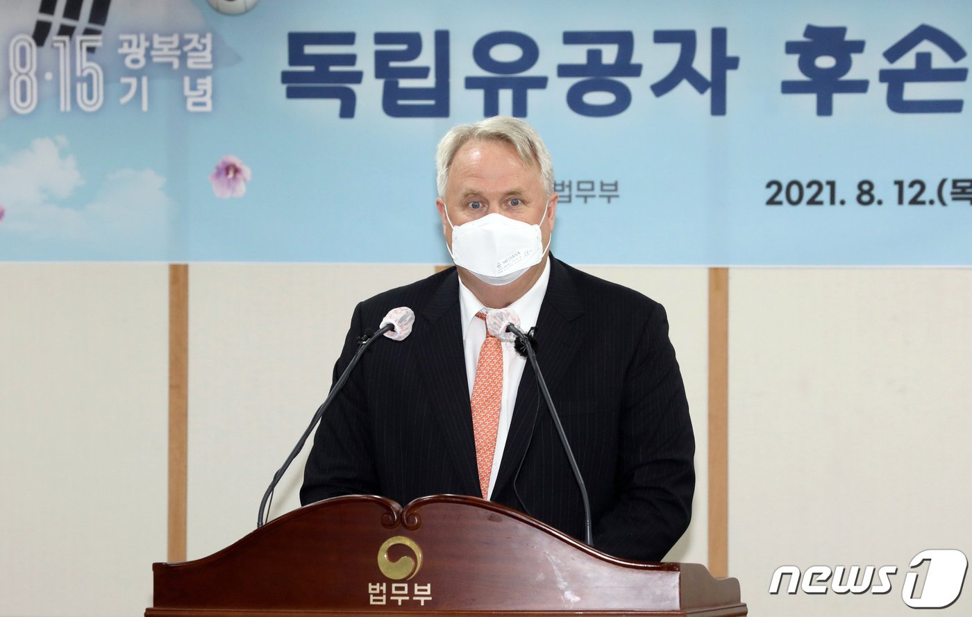 본문 이미지 - 독립유공자 후손 인요한 박사가 12일 오전 경기 정부과천청사 법무부에서 열린 8.15 광복절 기념 독립유공자 후손 국적증서 수여식에서 축사를 하고 있다. 2021.08.12/뉴스1 ⓒ News1 김명섭 기자