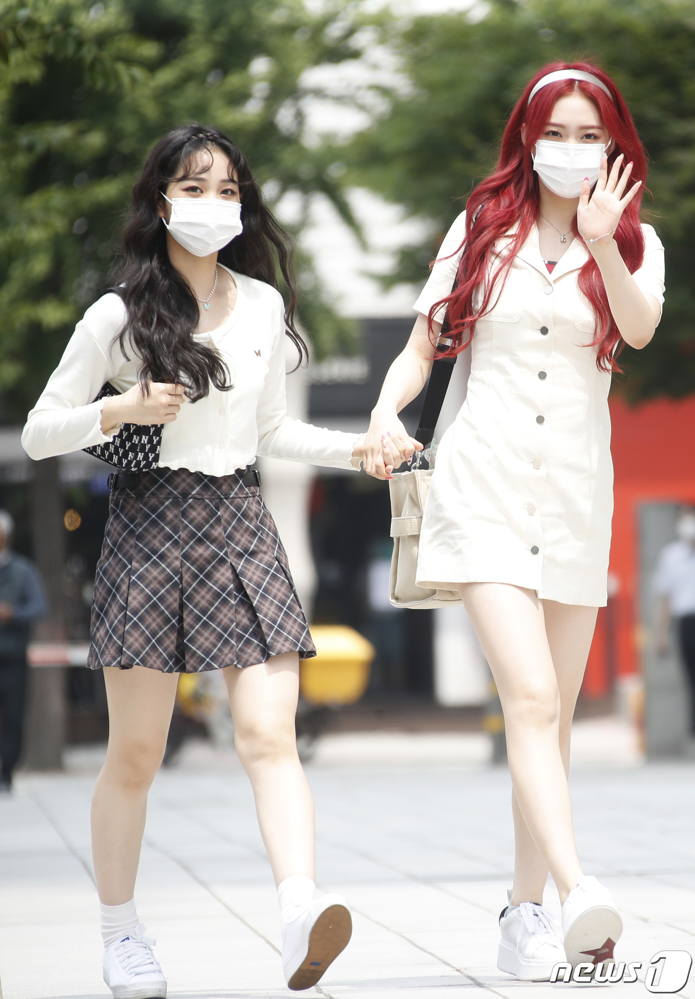 (서울=뉴스1) 권현진 기자 = 걸그룹 위클리 지한, 조아(오른쪽)가 12일 오후 서울 양천구 목동SBS에서 진행되는 라디오 '두시탈출 컬투쇼' 녹음을 위해 들어서고 있다. 202 …