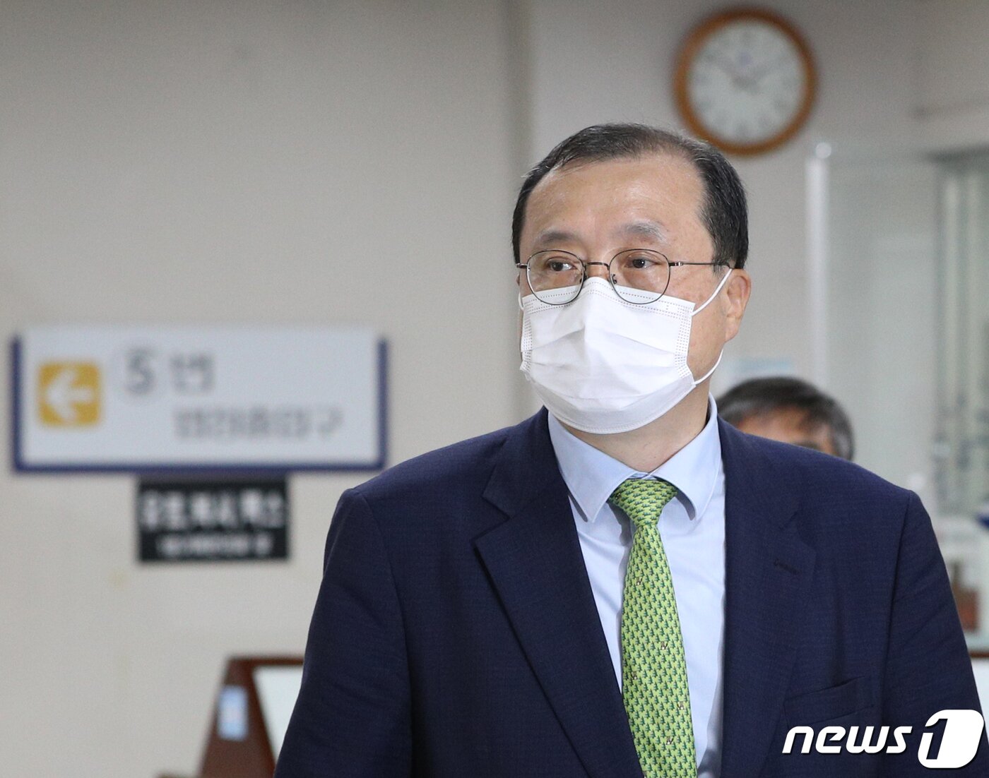 본문 이미지 - 일선 재판에 개입한 혐의를 받는 임성근 전 부산고법 부장판사가 8월12일 오후 서울 서초구 서울고등법원에서 열린 직권남용권리행사방해 항소심 선고 공판에 출석하고 있다.  2021.8.12/뉴스1 ⓒ News1 신웅수 기자
