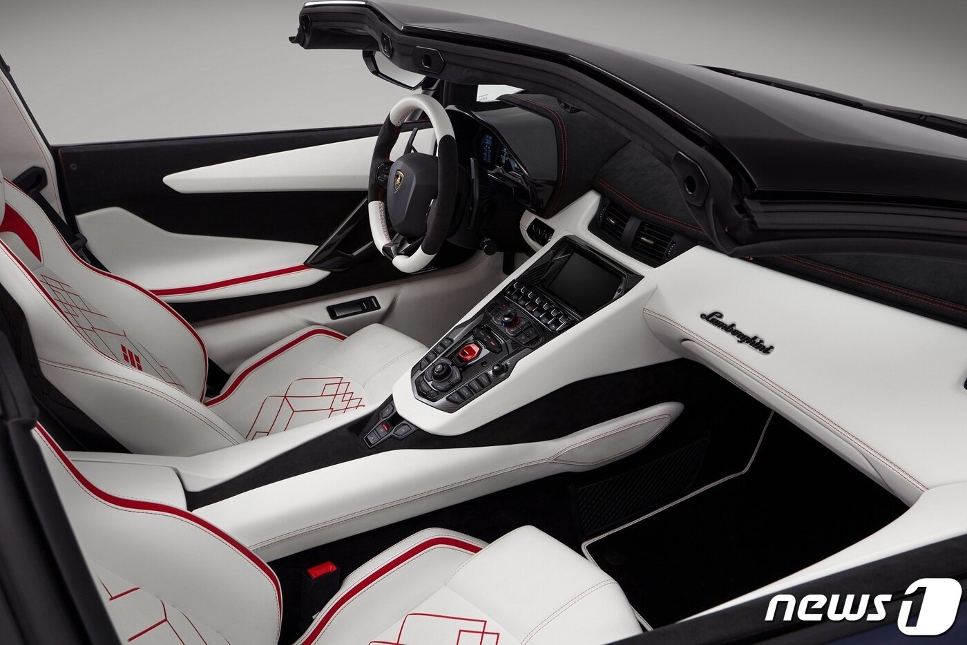본문 이미지 - 아벤타도르 S 로드스터 코리안 스페셜 시리즈 실내(사진제공=람보르기니 서울) ⓒ 뉴스1