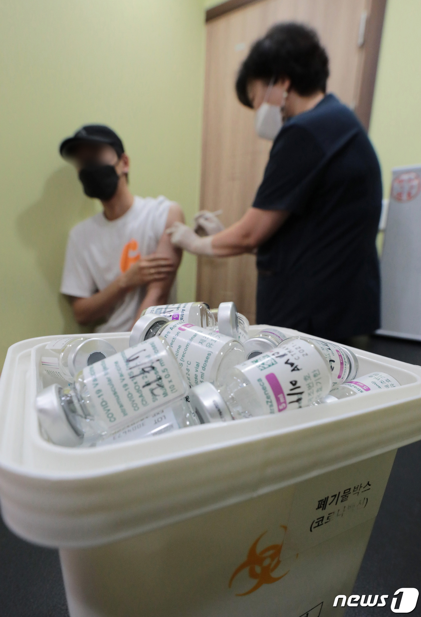 (서울=뉴스1) 이성철 기자 = 화이자와 모더나의 백신 수급 문제로 인해 코로나19 예방접종이 차질을 빚고 있는 가운데 아스트라제네카(AZ) 백신 잔량은 비교적 여유가 있는 모습을 …