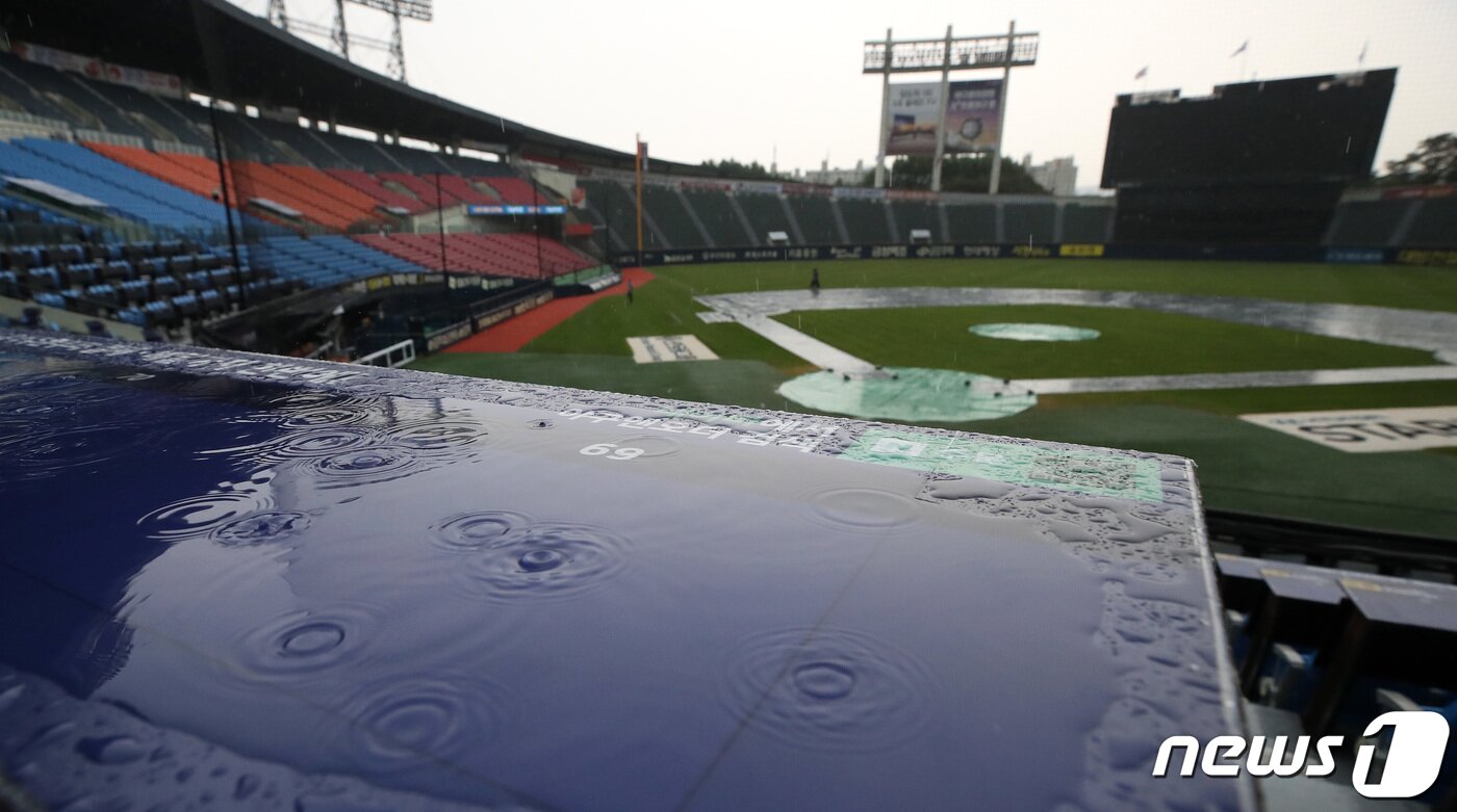 본문 이미지 - 올해 어린이날은 비로 인해 프로야구 경기가 취소될 가능성이 높다. /뉴스1 DB ⓒ News1 조태형 기자