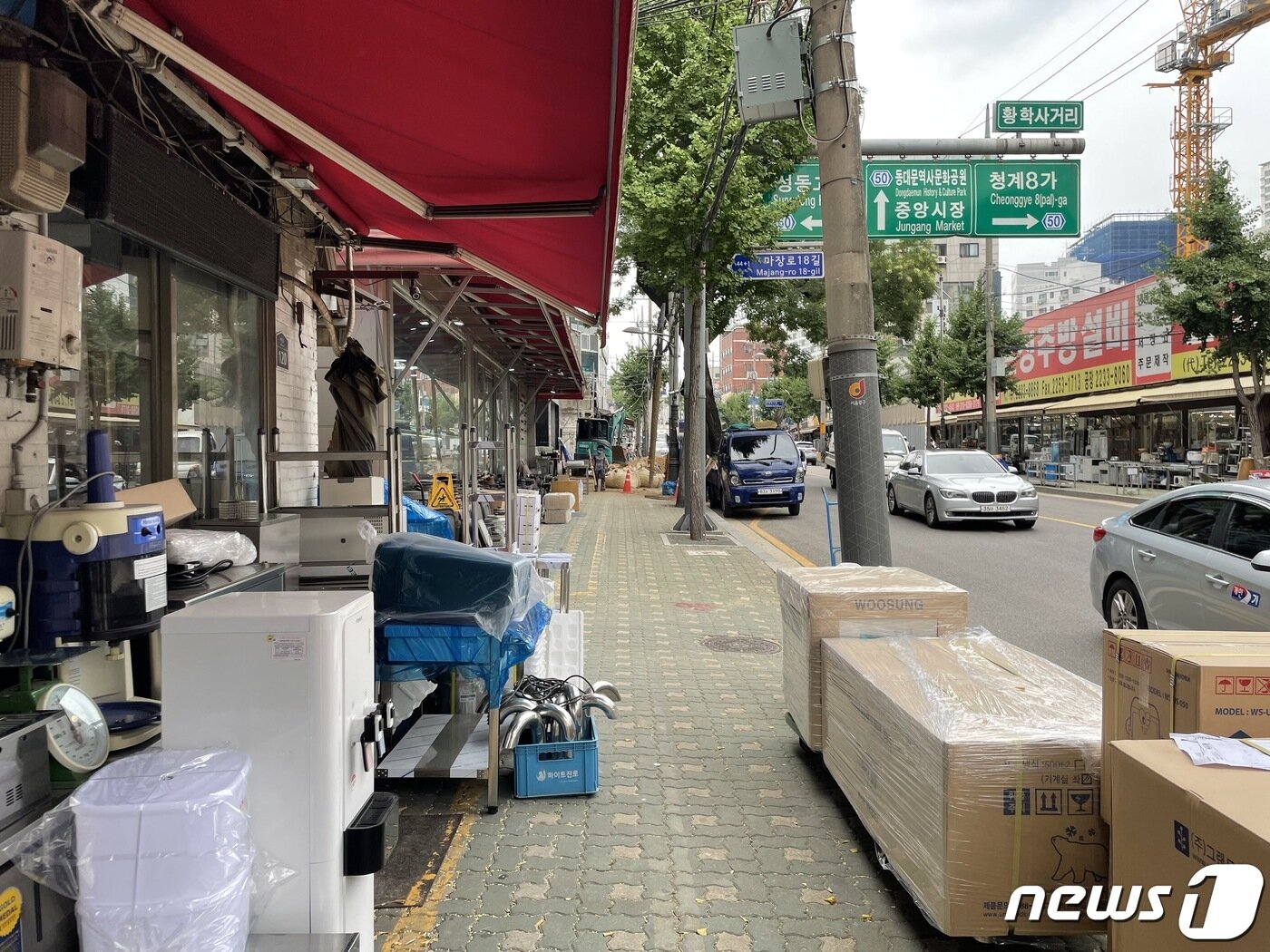 본문 이미지 - 12일 오전 서울 중구 황학동 주방거리의 한 중고자재 가게 앞에 대형 설비가 담긴 포장박스들이 쌓여있다. ⓒ 뉴스1 박재하 기자