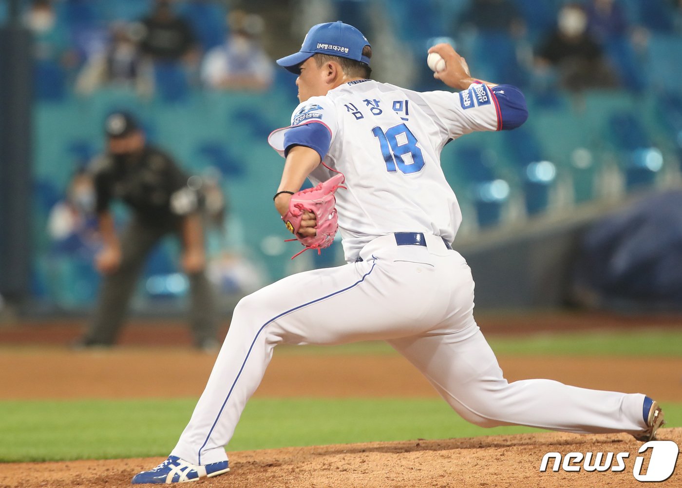 본문 이미지 - 12일 오후 대구 삼성라이온즈파크에서 열린 '2021 프로야구 신한은행 SOL KBO리그' 삼성 라이온즈와 두산 베어스의 경기, 8회초 마운드에 오른 삼성 심창민이 역투하고 있다. 2021.8.12/뉴스1 ⓒ News1 공정식 기자