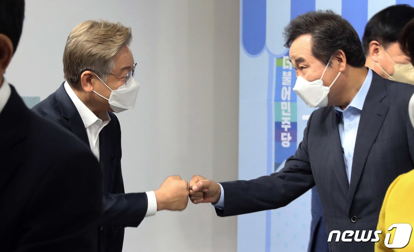 본문 이미지 - 더불어민주당 이재명, 이낙연 대선 예비후보가 12일 오후 경기도 파주시 한 스튜디오에서 열린 정책 라이브 커머스 &#39;더민:정책마켓&#39;을 마친 후 주먹 인사를 나누고 있다. ⓒ News1 국회사진취재단