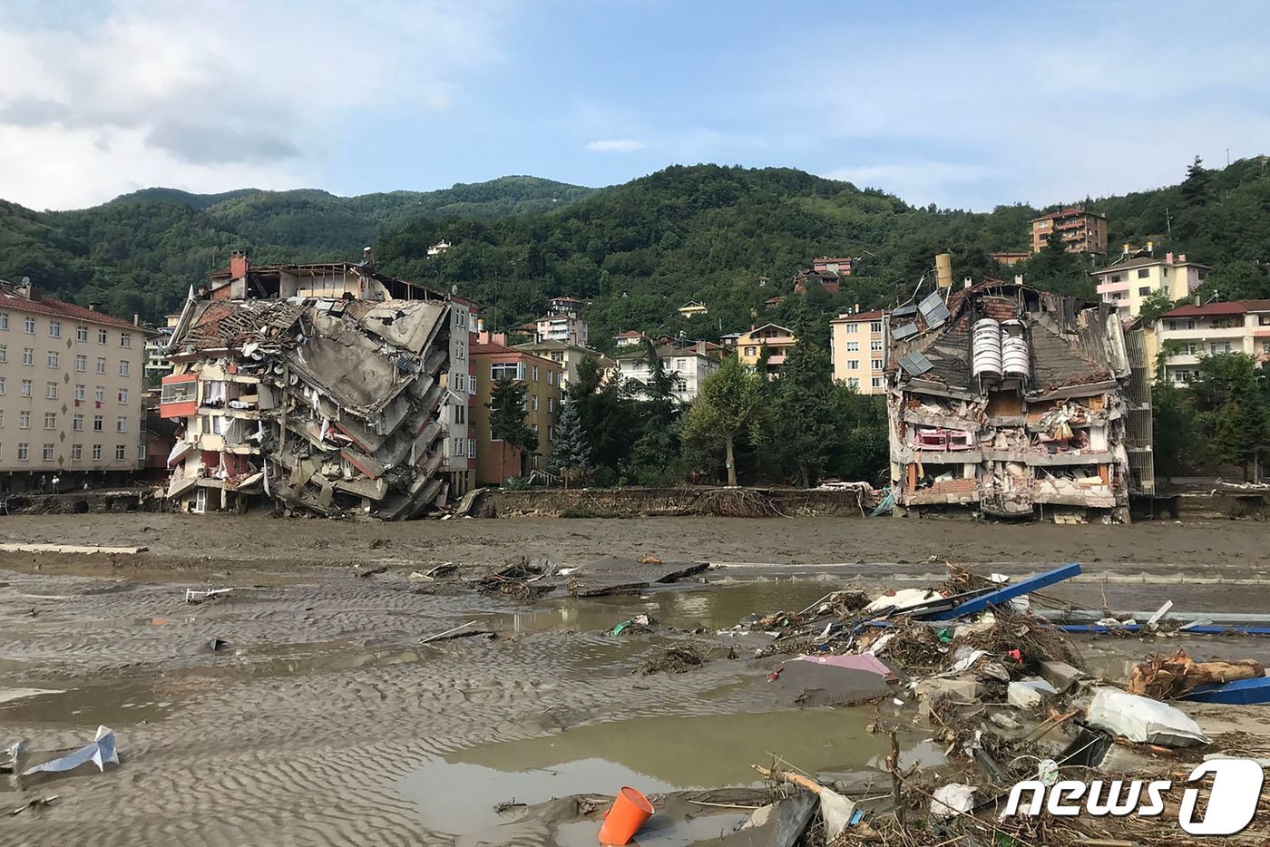 본문 이미지 - 12일 (현지시간) 폭우와 홍수가 휩쓸고 간 터키 카스타모누에서 붕괴한 건물의 모습이 보인다. ⓒ AFP=뉴스1 ⓒ News1 우동명 기자