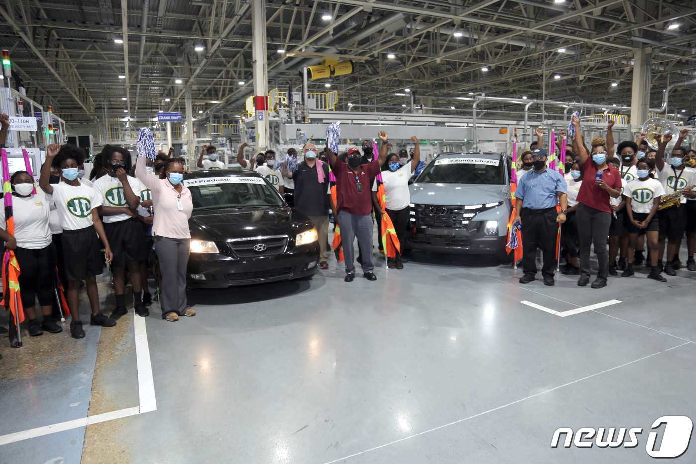 본문 이미지 - 12일&#40;현지시간&#41; 미국 앨라배마주 몽고메리 현대자동차 공장&#40;HMMA&#41;에서 열린 누적 생산 500만대 생산 달성 기념식에서 자축 퍼레이드가 진행되고 있다. 지난 2005년 5월에 생산을 시작한 지 16년 3개월 만이다. &#40;현대차 제공&#41; 2021.8.13/뉴스1