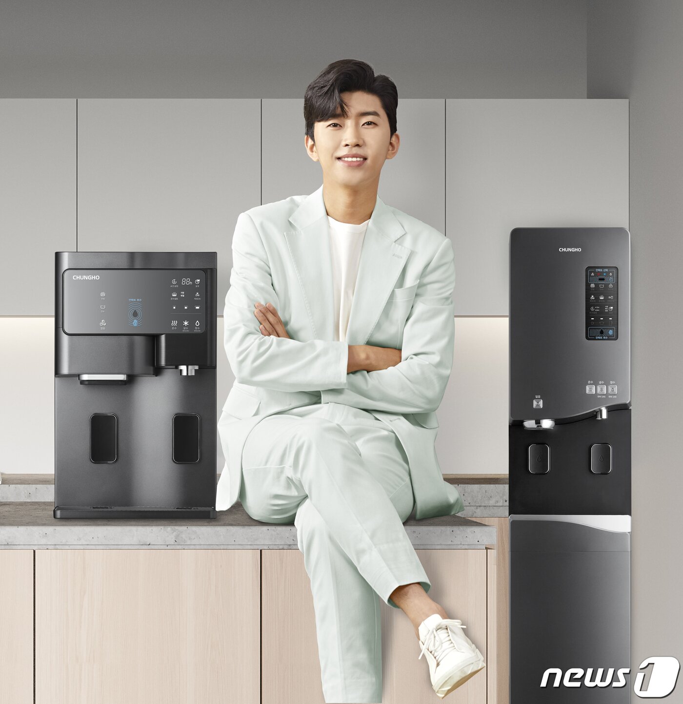 본문 이미지 - 청호나이스 모델 임영웅씨와 '언택트 얼음정수기' (청호나이스 제공) ⓒ 뉴스1