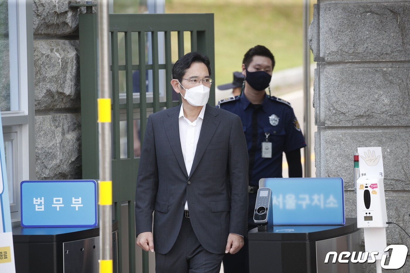 본문 이미지 - 광복절 가석방으로 풀려난 이재용 삼성전자 부회장이 13일 오전 경기 의왕 서울구치소에서 나와 이동하고 있다. 국정농단 사건으로 징역 2년 6개월을 선고 받고 재수감된 지 207일 만이다. 2021.8.13/뉴스1 ⓒ News1 안은나 기자