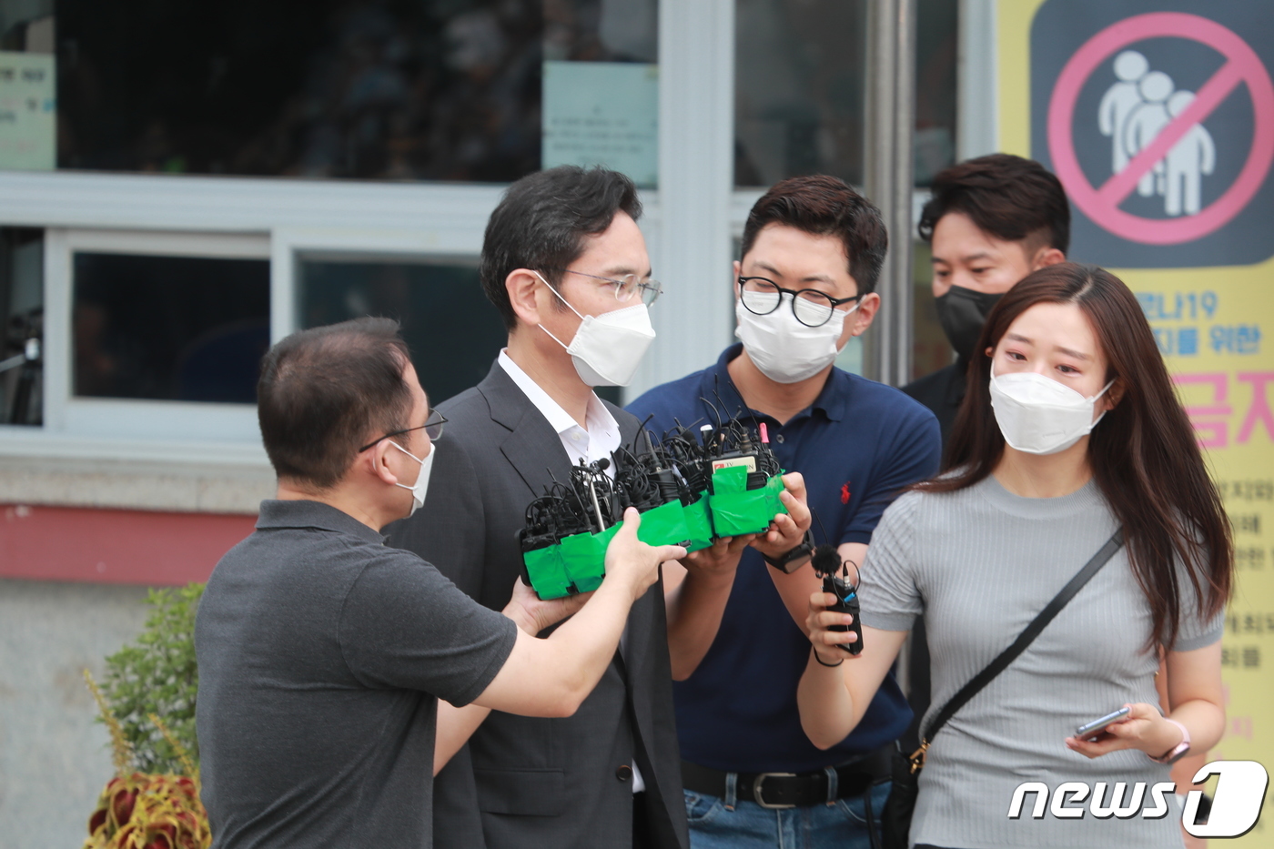 (서울=뉴스1) 구윤성 기자 = 광복절 가석방으로 풀려난 이재용 삼성전자 부회장이 13일 오전 경기 의왕 서울구치소에서 나와 이동하고 있다.국정농단 사건으로 징역 2년 6개월을 선 …